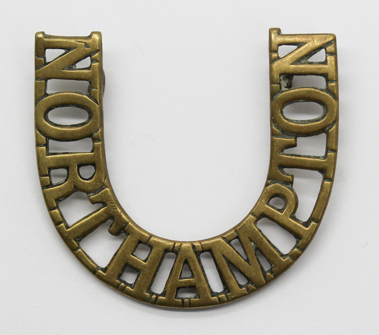 Boer War Northamptonshire Regiment (NORTHAMPTON) 'Horse Shoe' Shoulder Title