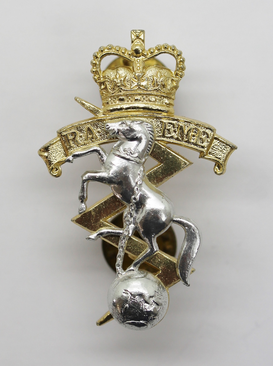 Royal Australian Electrical & Mechanical Engineers (R.A.E.M.E.) Anodised (Staybrite) Cap Badge - Queen's Crown