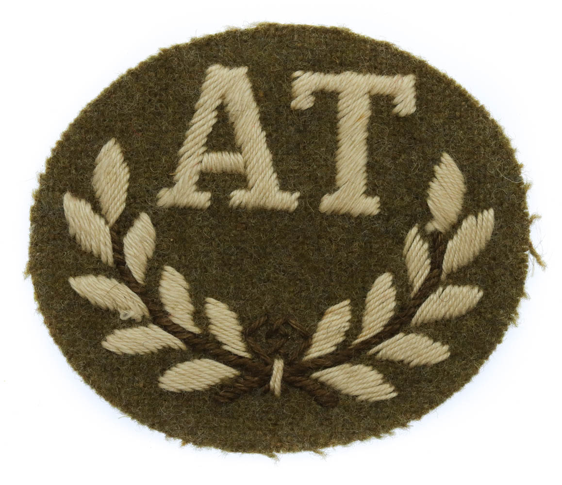 British Army Anti-Tank Gun Layer (A.T.) Cloth Proficiency Arm Badge
