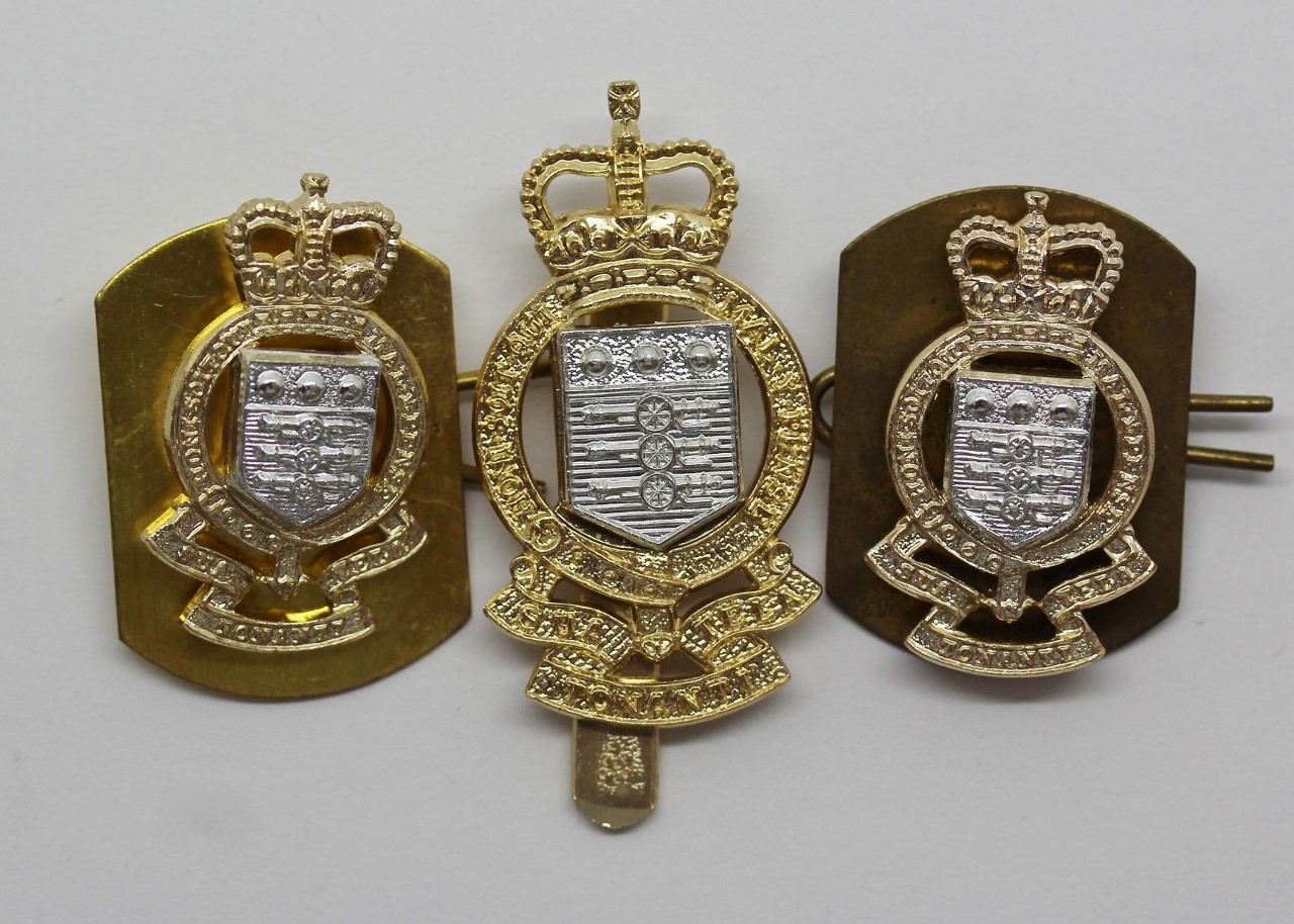 Royal Army Ordnance Corps (R.A.O.C.) Anodised (Staybrite) Cap Badge & Pair of Collars