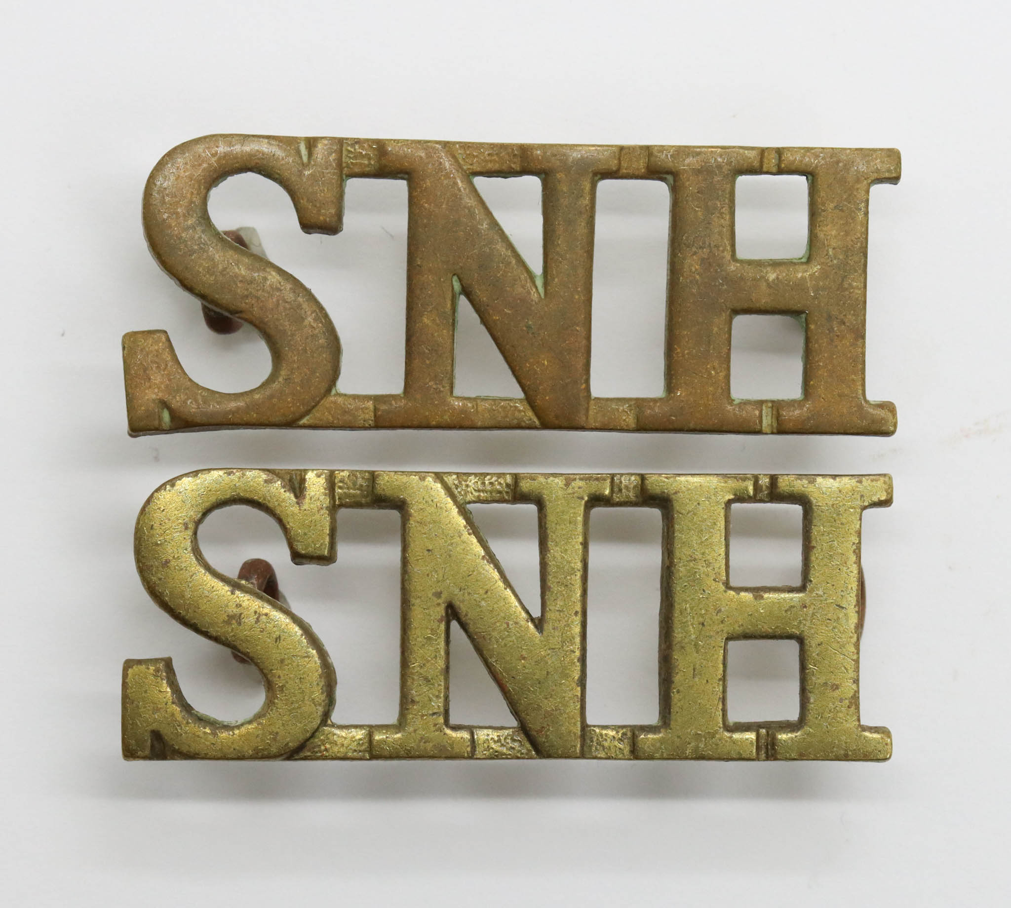 Pair of South Notts Hussars (S.N.H.) Shoulder Titles