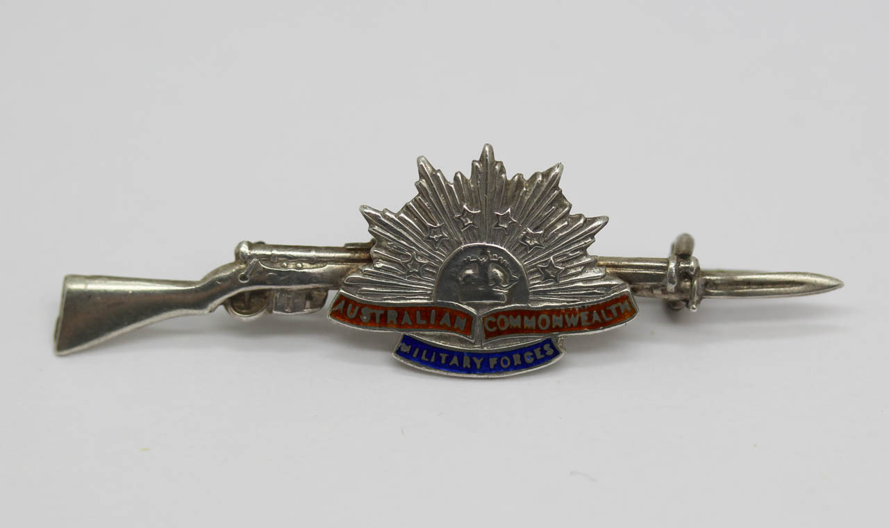 WWI Australian Commonwealth Military Forces Sterling Silver & Enamel Rifle Sweetheart Brooch