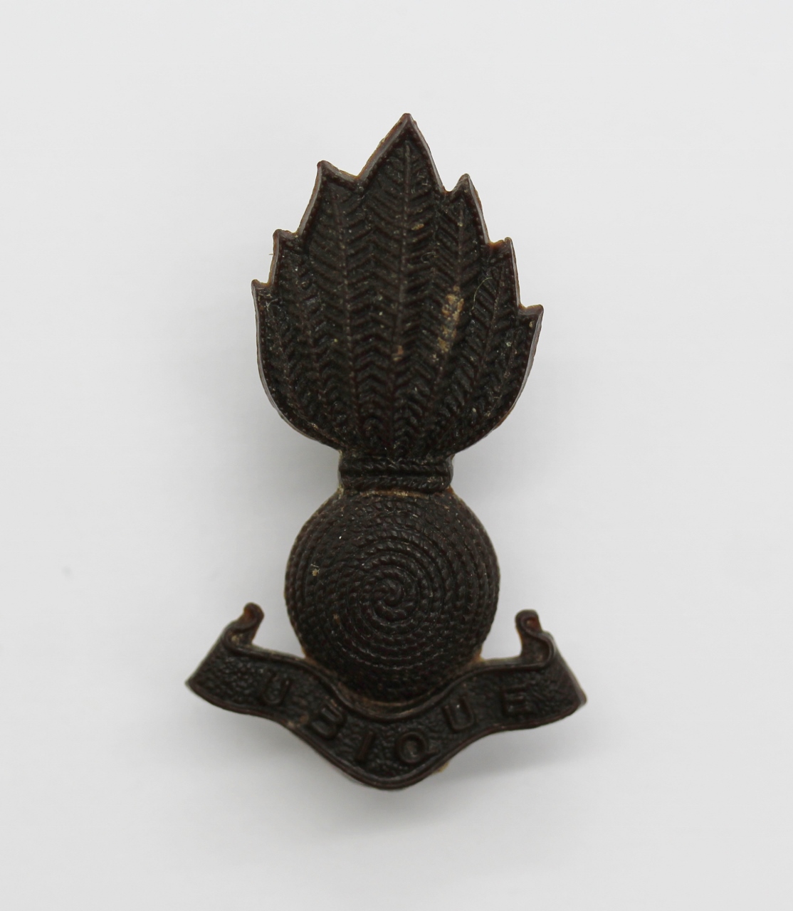 Royal Artillery WW2 Plastic Economy Field Service Cap/Collar Badge