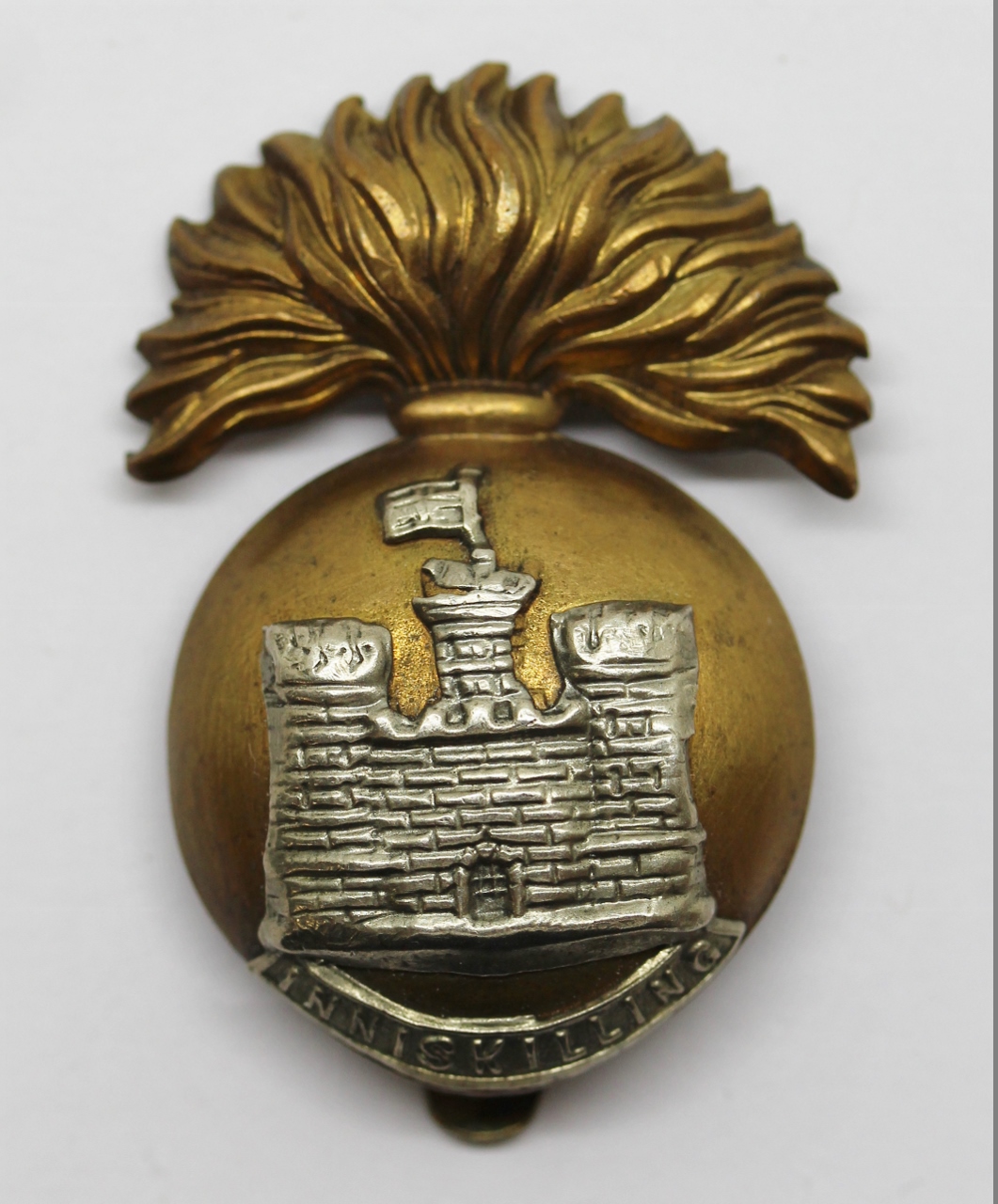 Royal Inniskilling Fusiliers Cap Badge (Flag Left)