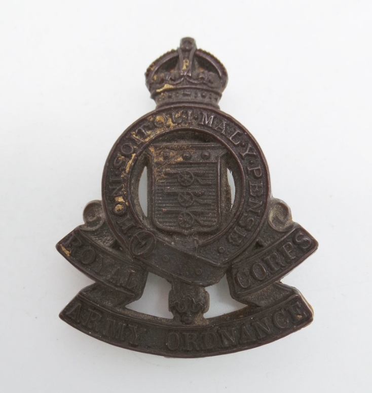 Royal Army Ordnance Corps (R.A.O.C.) WW2 Plastic Economy Cap Badge