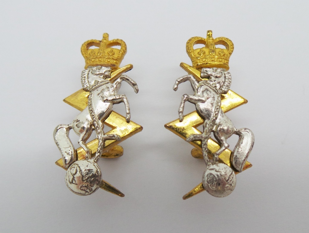 Pair of Royal Electrical & Mechanical Engineers (R.E.M.E.) Officer's Dress Collar Badges - Queen's Crown