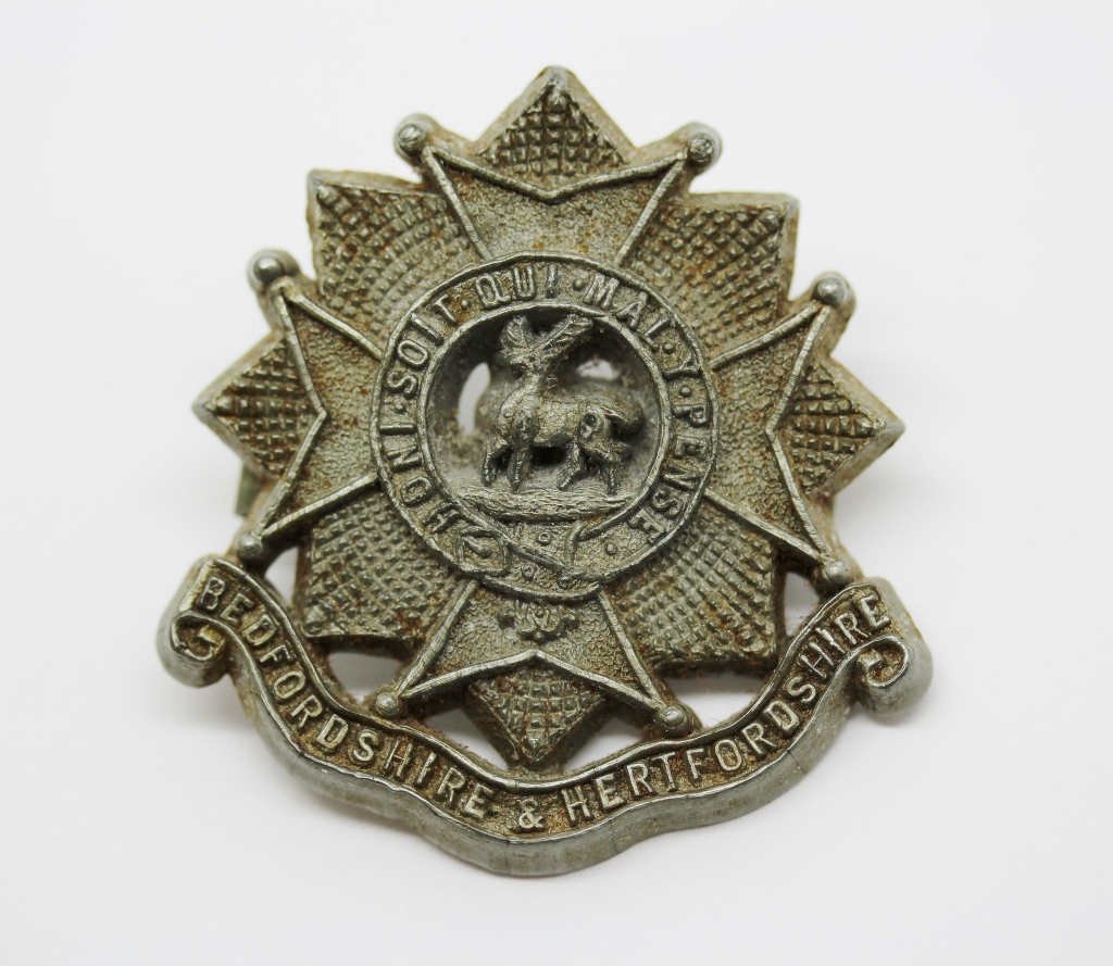 Bedfordshire & Hertfordshire Regiment WW2 Plastic Economy Cap Badge