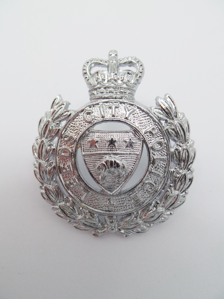 Leeds City Police Cap Badge (Wreath) - Queen's Crown
