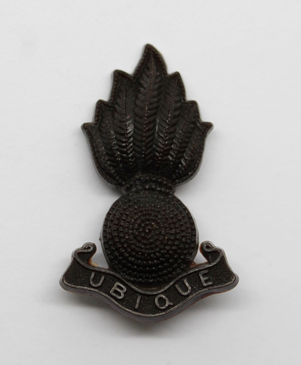 Royal Artillery WW2 Plastic Economy Field Service Cap/Collar Grenade Badge